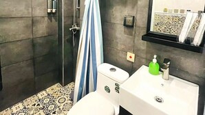 A bathroom with a shower, toilet, and sink. - Hou Kong Boutique Hostel (Macau)
