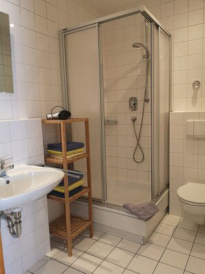 Ferienwohnung 1, 56qm, Terr., Kochni., 2 Schlafzimmer, Wohnzimmer, 4 P., WLAN-Bad