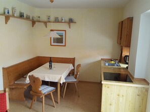 Ferienwohnung 1, 56qm, Terr., Kochni., 2 Schlafzimmer, Wohnzimmer, 4 P., WLAN-Wohnküche