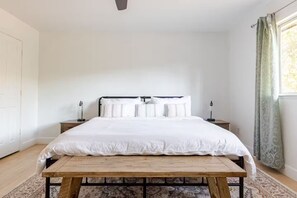 4 chambres, bureau, fer et planche à repasser, lit parapluie