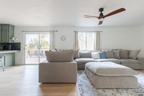 Smart TV, fireplace, foosball, books - A Place to Relax near Yosemite with EV, Games, Large Deck with VIEWS! (Oakhurst)