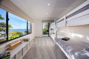 6 bedrooms, desk, iron/ironing board, WiFi