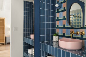 Hårføner, håndklær, såpe og toalettpapir