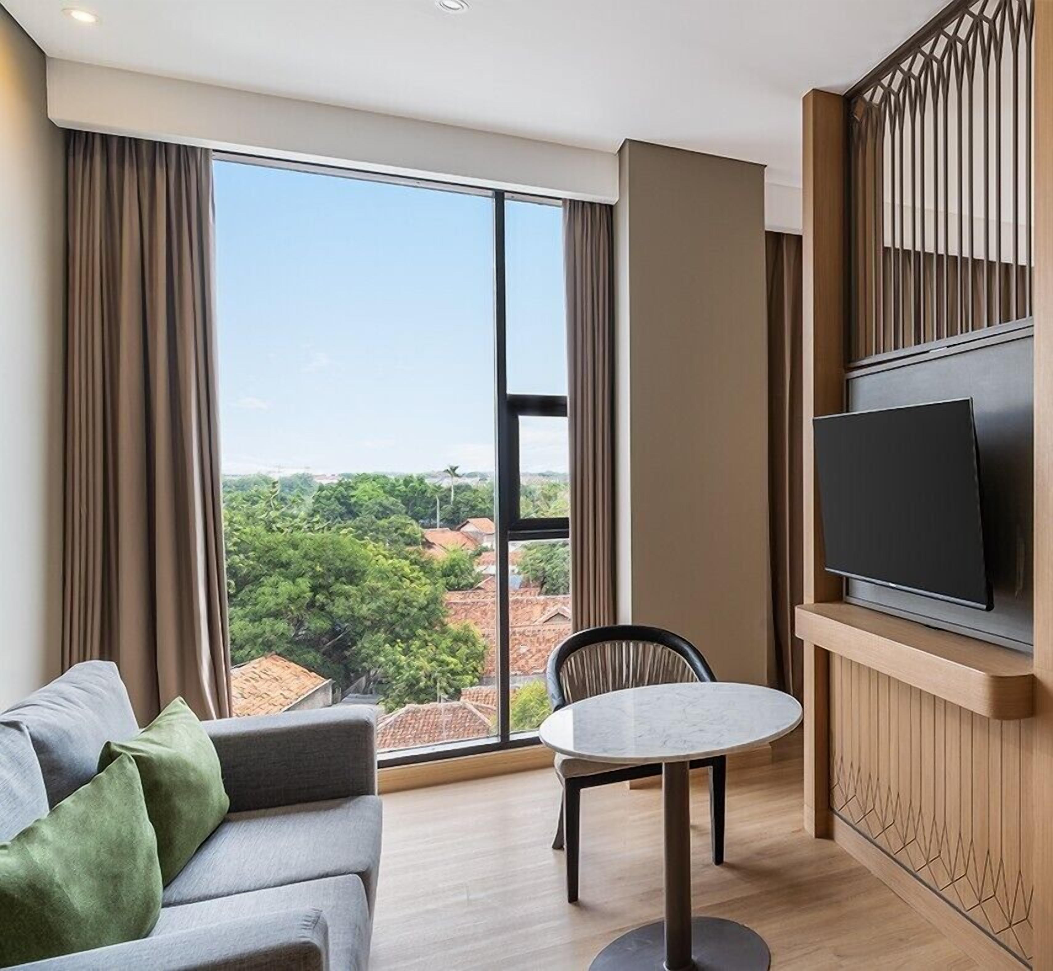 Suite – junior | Oppholdsområde | En 42-tommers smart-TV med digitale kanaler