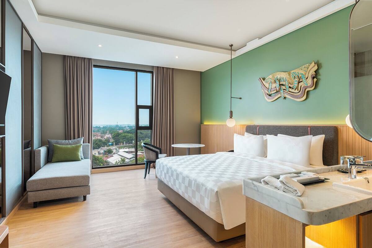 Premier Room | In-room safe, desk, free WiFi, bed sheets