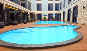 Una piscina al aire libre