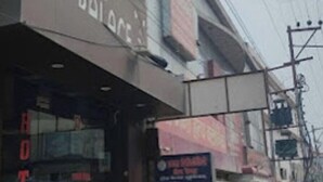 A hotel with a sign that reads "HOTEL DUMO DUMO." - HR Rama Palace (Haridwar)