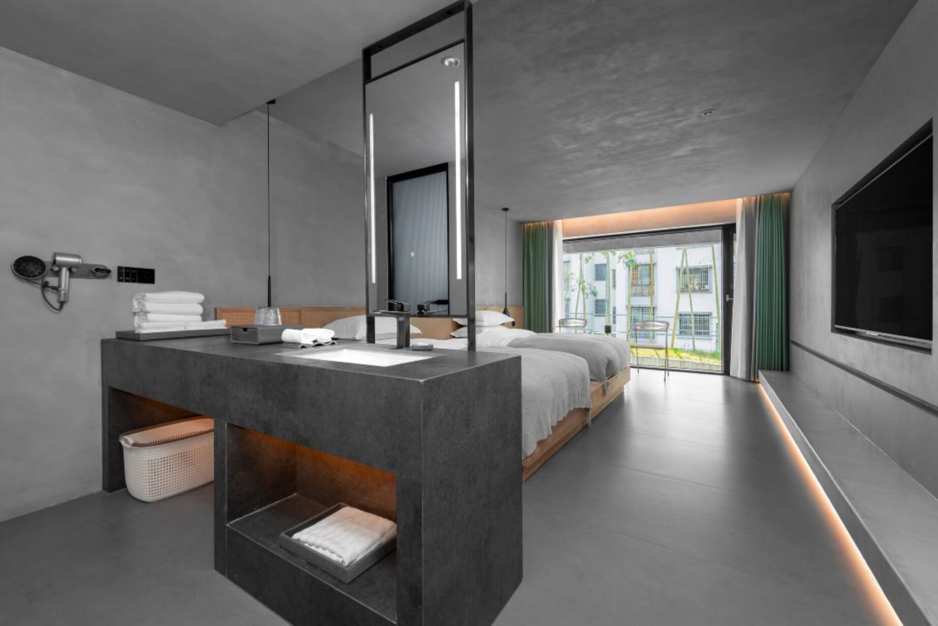 Minibar con artículos gratuitos y escritorio 