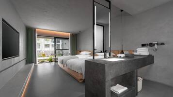 Free minibar, desk, laptop workspace, blackout curtains