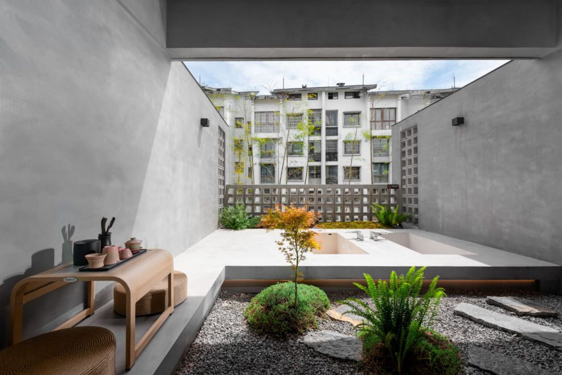 高級雙人或雙床房, 雪櫃, 庭 園景 | 迷你吧贈品、書桌、手提電腦工作空間、遮光窗簾/窗簾