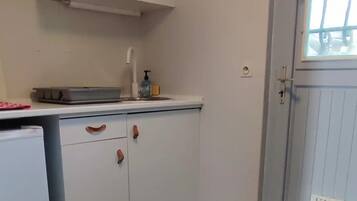 Réfrigérateur, micro-ondes, plaque de cuisson, cafetière/bouilloire