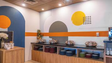 Sarapan prasmanan setiap hari (IDR 98000 per orang)