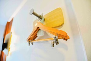 Ein Deckenventilator mit einem Holzflügel und einer Metallfassung.