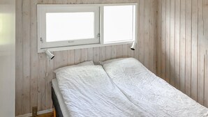 A single bed with a white mattress and a window above it. - Stunning home in Hjørring with WiFi (Hjørring)