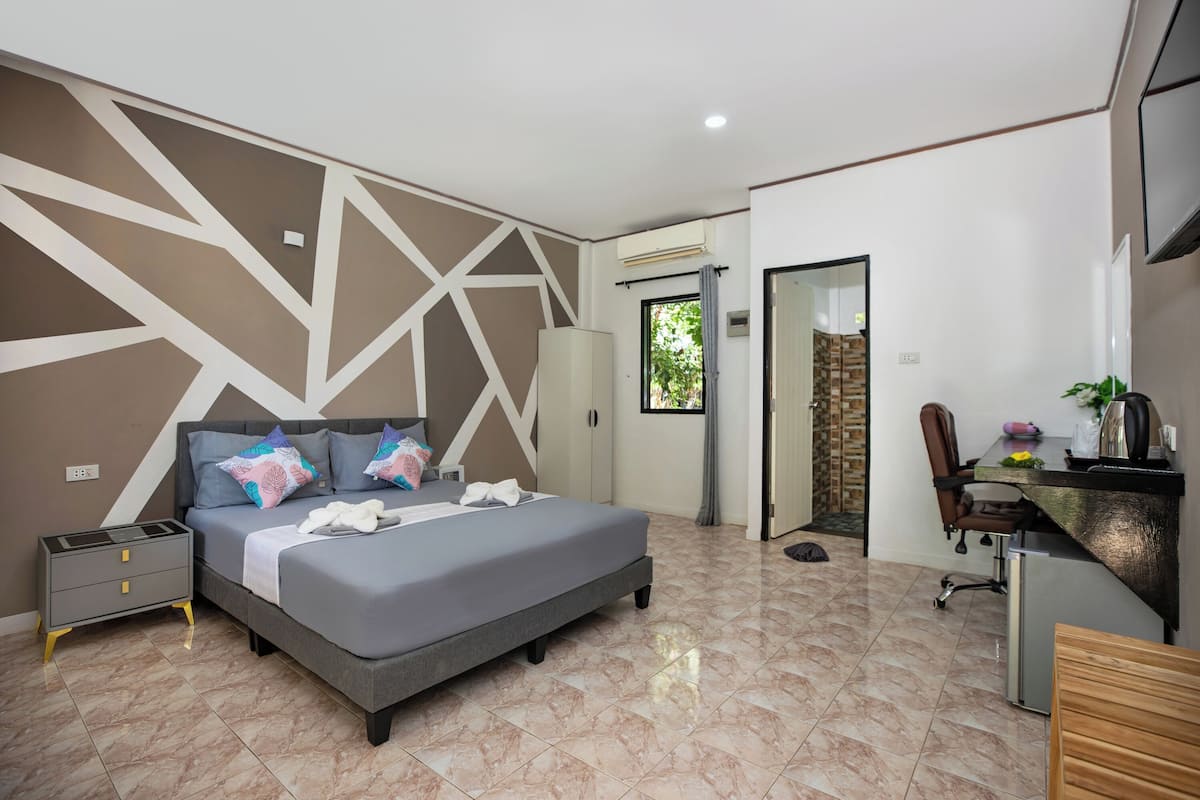 Laptop workspace, free WiFi, bed sheets