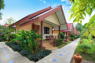 KING BUNGALOW WITH BALCONY | Laptop workspace, free WiFi, bed sheets