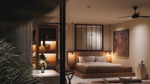 Une chambre à coucher moderne avec un lit en bois, des tables de chevet, un bureau et une chaise.