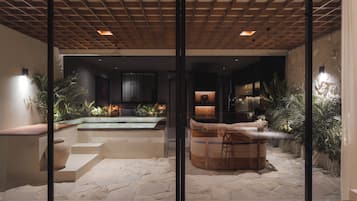 Kolam renang indoor