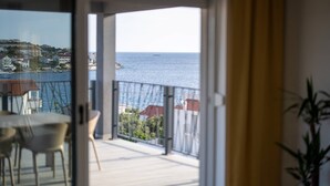 A balcony with a view of the sea and buildings. - Luxury Living at Horizon Retreat (Marina)