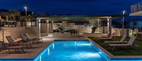 8 座室外游泳池和溫水游泳池,提供日光浴躺椅