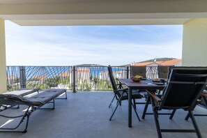 Apartment (Deluxe Two Bedroom Apartment) | Balcony