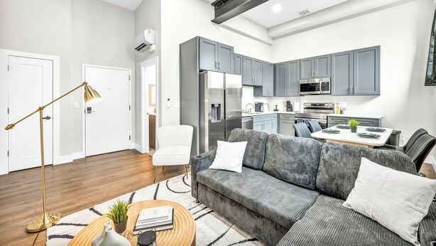Living area - 2Bed 1Bath 10 Min to DT Ping Pong (Cleveland)