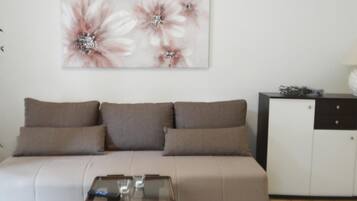 Appartement (One Bedroom Apartment with Terrace) | Woonkamer | Een 32-inch flatscreentelevisie met kabelzenders