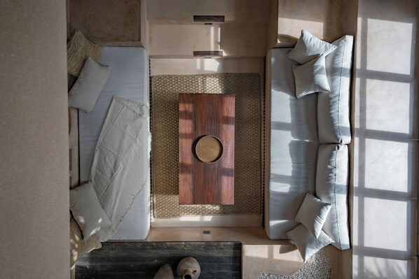 A modern living room with a sofa, a coffee table, and a rug. - Villa Alma at Bocoa Villas (Canggu)