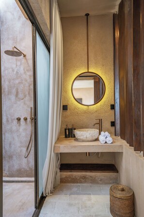 Junior-Villa, Terrasse, Poolblick | Badezimmer