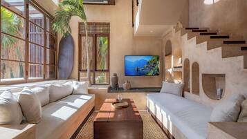 Vila Junior, patio, pemandangan kolam renang | Area keluarga | Smart TV 42-inci dengan saluran TV kabel