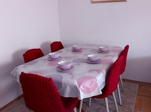 Apartment (Three-Bedroom Apartment) | Dining room - Apartmani Lucija (Okrug)