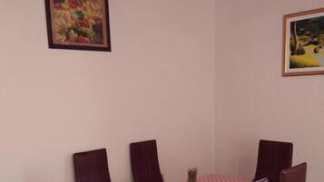 Apartment (Three-Bedroom Apartment) | Dining room