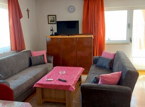 Apartment (Three-Bedroom Apartment) | Dining room - Apartmani Lucija (Okrug)