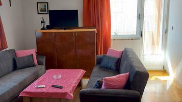 Apartment (Three-Bedroom Apartment) | Dining room