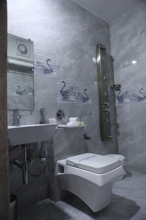 Chambre Double Deluxe, vue ville | Salle de bain | Douche, articles de toilette gratuits, serviettes fournies, savon