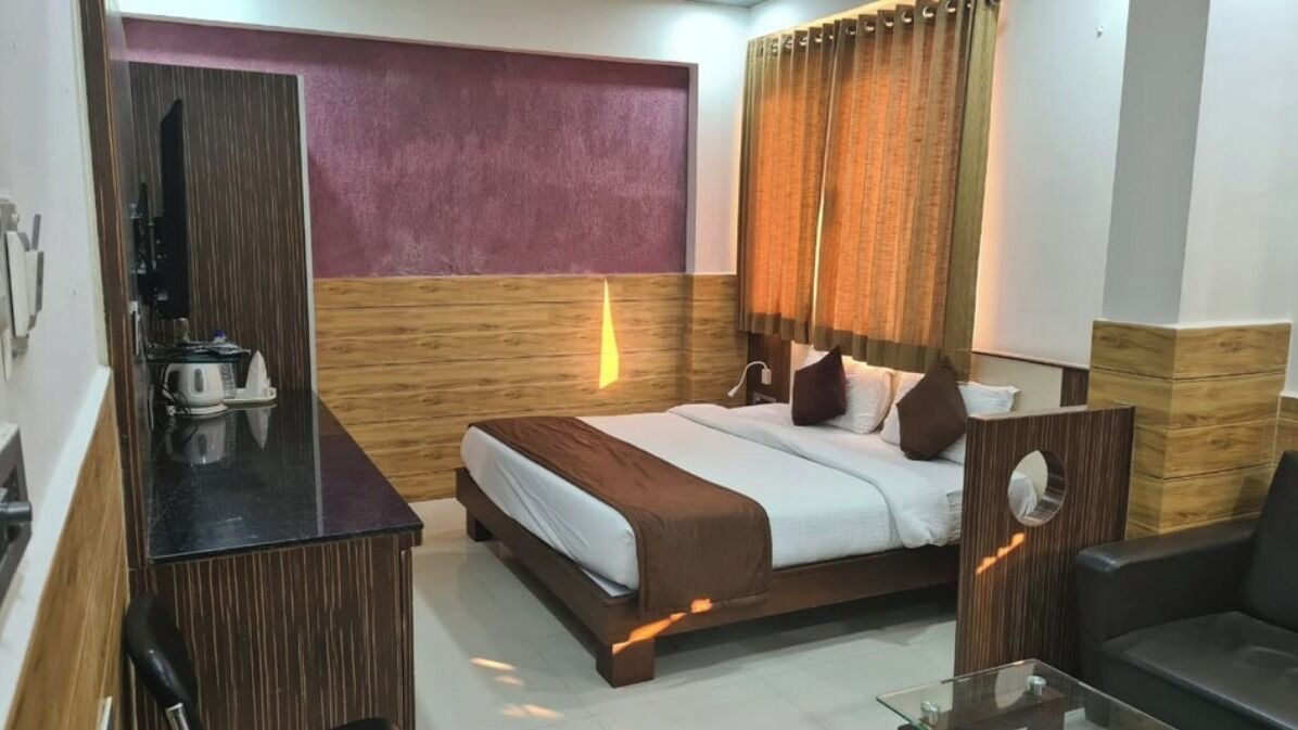 Luxury Double Room | Premium bedding, pillow-top beds, desk, laptop workspace