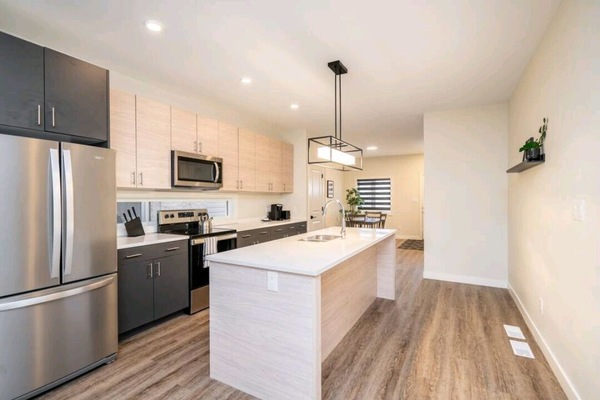 Een koelkast, een magnetron, een oven, een kookplaat