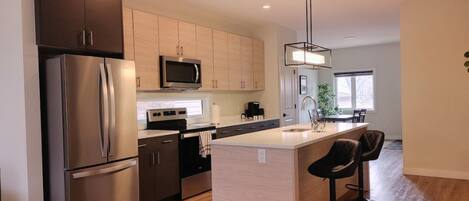 Réfrigérateur, micro-ondes, four, plaque de cuisson