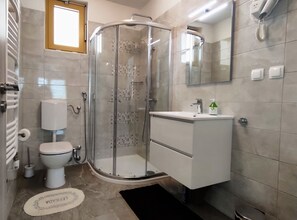 Apartment (Comfort One Bedroom Apartment with Se) | Bathroom | Towels