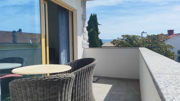 Apartment (Comfort One Bedroom Apartment with Se) | Balcony