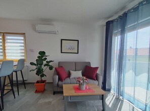 Apartamento (Comfort One Bedroom Apartment with Se) | Sala de estar | TV de tela plana 32 polegadas com canais a cabo