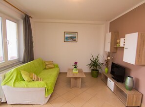 아파트 (Two Bedroom Apartment with Terrace) | 거실 | 케이블 채널 시청이 가능한 32인치 평면 TV
