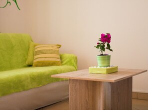 Leilighet (Two Bedroom Apartment with Terrace) | Oppholdsrom | En 32-tommers Flatskjerm-TV med kabel-kanaler