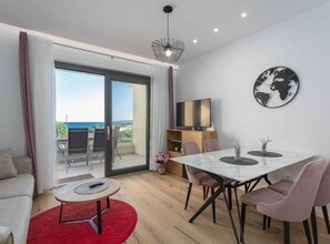 Appartement (One Bedroom Apartment with Terrace) | Woonkamer | Een 32-inch flatscreentelevisie met kabelzenders