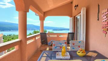 Huoneisto (Two Bedroom Apartment with Terrace an) | Terassi/patio