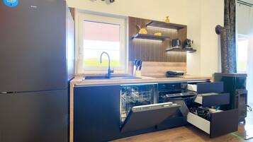 Huoneisto (Two Bedroom Apartment with Terrace an) | Yksityinen keittiö | Jääkaappi