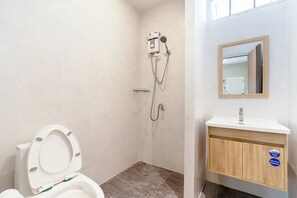 Standard tvåbäddsrum | Badrum | Gratis toalettartiklar, hårtork, handdukar och tvål