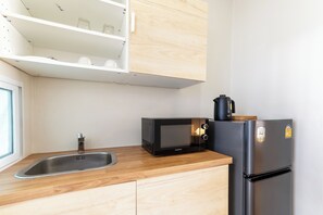 Habitación doble estándar | Cocina privada | Refrigerador, microondas, cafetera y tetera y tetera eléctrica 