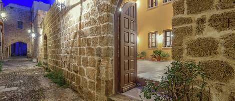 Vista frontal de la propiedad