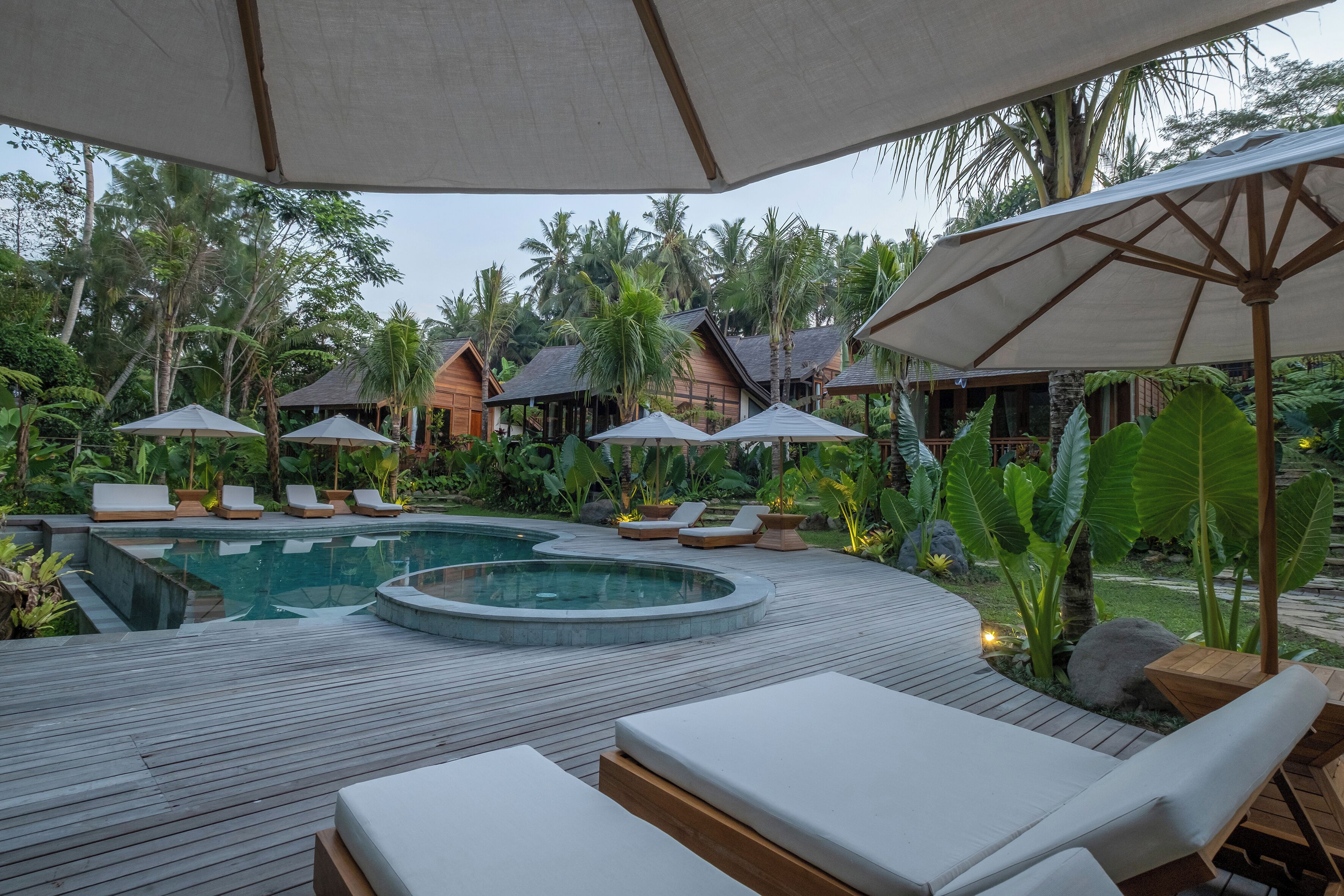 Außenpool, geöffnet von 07:00 Uhr bis 22:30 Uhr, Sonnenschirme